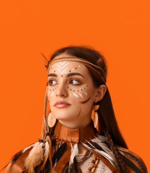 Αποκριάτικο face painting tribal με λευκά σχέδια προσώπου, ιδανικό για αποκριάτικες στολές ενηλίκων, θεματικές μεταμφιέσεις, φεστιβάλ, πάρτι και καρναβαλικές εμφανίσεις.