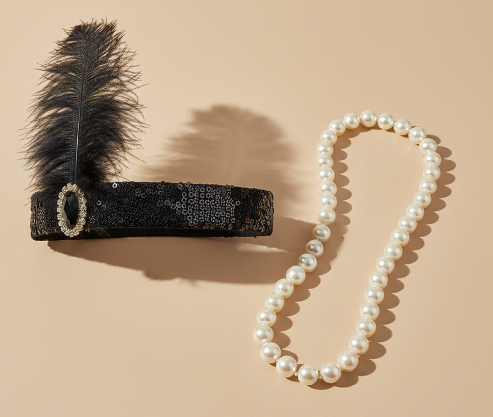 Αποκριάτικα αξεσουάρ εποχής 20s με στέκα flapper και μακρύ κολιέ σε φωτογράφιση στούντιο