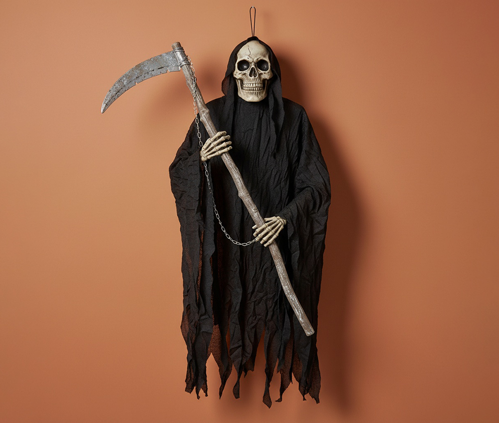 Αποκριάτικη διακόσμηση Halloween με κρεμαστό τρομακτικό διακοσμητικό σε φωτογράφιση στούντιο